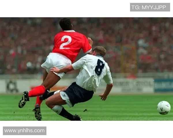 足球明星背影合影展现他们的独特魅力与风采